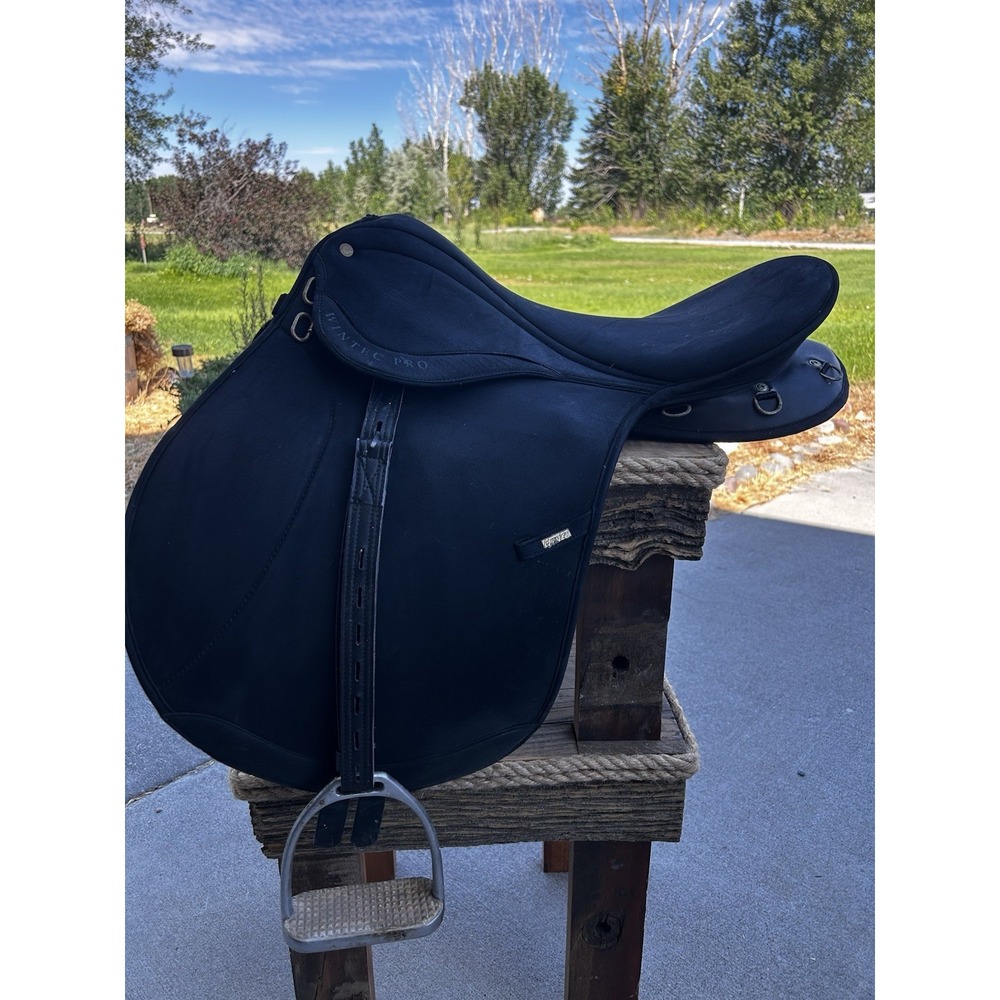 Wintec Pro 18" English Saddle Black Made Australia w Stirrups Leathers Pads